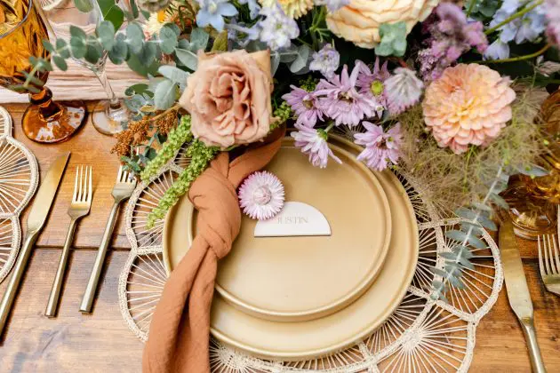 Table setting for a wedding in pastel colors.